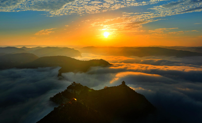 The sun rises over Mount Jue, The sky turns crimson at the horizon. The wind ceases, the rain stops, Purple mist rises into the air.