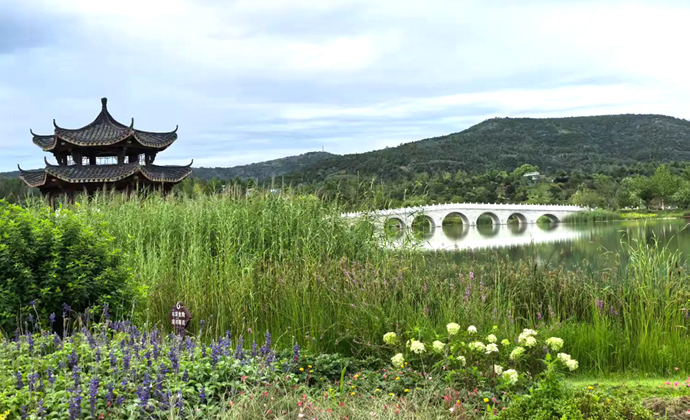 Jincheng: Autumn Sweeps Across Longma Lake