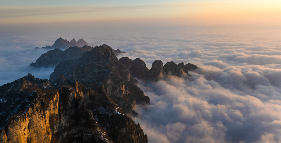The Enchanted Kingdom of Wangmang Ridge Sea of Clouds Enchanting Visitors