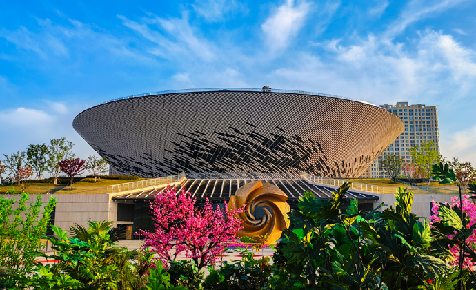 “Hundred Birds Paying Homage to the Phoenix” Lands in Jincheng: Art Illuminates the City’s New Landmark